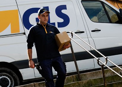 Kurier GLS Slovakia pri preprave foto na plátno - Onlinefotka.sk